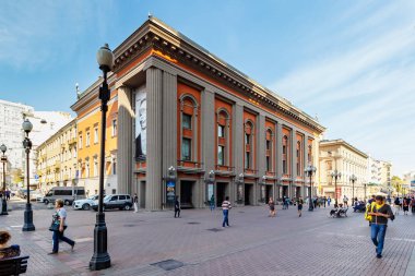 Moskova, Rusya - 13 Eylül 2019: Güneşli sonbahar sabahında Moskova'da Arbat caddesinde mavi gökyüzüne karşı Vakhtangov Tiyatrosu'nun inşası