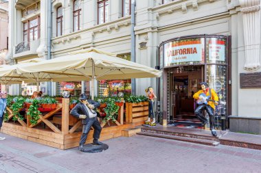 Moskova, Rusya - 13 Eylül 2019: Burger cafe California Diner, Moskova'da Arbat caddesinde