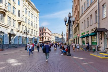 Moskova, Rusya - 13 Eylül 2019: Güneşli sonbahar gününde mavi gökyüzüne karşı Moskova'da ünlü turistik yer Arbat sokak