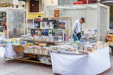 Moskova, Rusya - 13 Eylül 2019: Arbat caddesinde kitap satışı. Arbat Moskova'da popüler turistik dönüm noktası