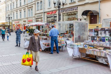 Moskova, Rusya - 13 Eylül 2019: Arbat caddesinin dış cephesi. Old Arbat Moskova'da ünlü turistik yerdir