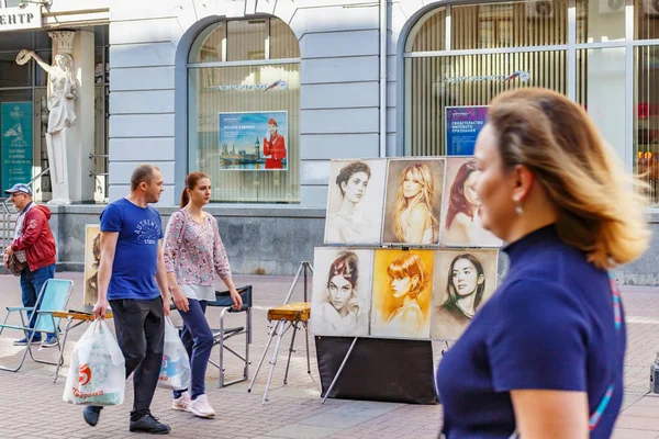 Moskau, russland - 13. september 2019: spaziergänger auf der arbat-straße. Der alte Arbat ist ein beliebtes touristisches Wahrzeichen in Moskau — Stockfoto