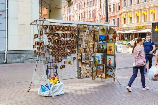 Moskau, russland - 13. september 2019: kunstwerke und souvenirs auf der arbat straße. Der alte Arbat ist ein beliebtes touristisches Wahrzeichen in Moskau — Stockfoto