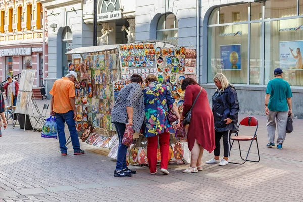 Moskau, russland - 13. September 2019: Menschen in der Nähe stehen mit russischen Souvenirs in der Arbat-Straße in Moskau. Arbat ist beliebtes touristisches Wahrzeichen — Stockfoto