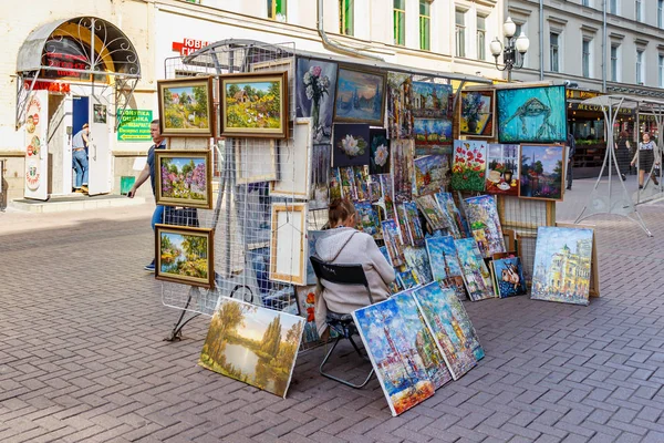 Moskova, Rusya - 13 Eylül 2019: Güneşli bir günde Moskova'nın Arbat caddesinde resim tuvaliyle durun