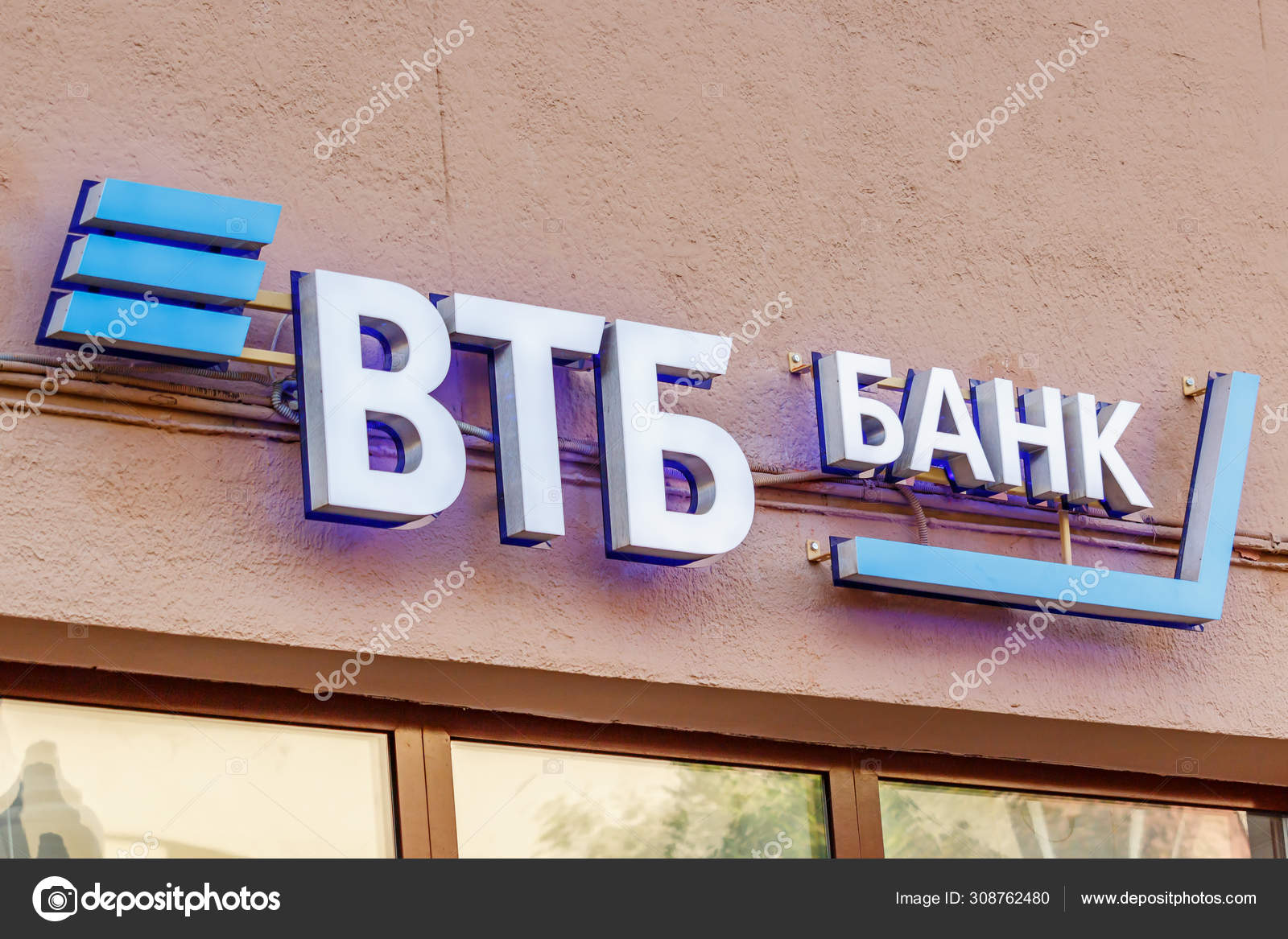 莫斯科，俄罗斯- 2019年9月13日：Vtb银行签署。苏联和俄罗斯通用商业银行Vtb在办公窗口上方的招牌—— 库存社论照片© BoneKot  #308762480