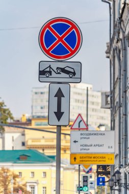 Moskova, Rusya - 13 Eylül 2019: Güneşli bir günde Moskova caddesinde çekici kamyonu tabelasıyla arabanın durmasını yasaklayan yol tabelası