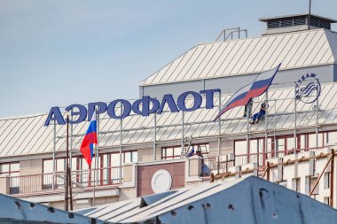 Moskova, Rusya - 13 Eylül 2019: Rus havayolu şirketi Aeroflot'un tabelası, güneşli bir günde mavi gökyüzüne karşı binanın çatısında. Aeroflot şirket işareti