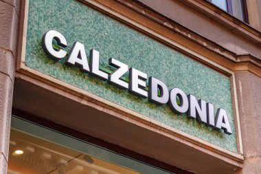 Moskova, Rusya - 13 Eylül 2019: Pencerenin üstündeki mağaza cephesinde, güneş ışığı altında Calzedonia tabelası. Yeşil tahta üzerinde iç çamaşırı ve beachwear Calzedonia popüler İtalyan üretici nin Işareti