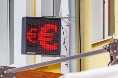Moskova, Rusya - 13 Eylül 2019: Döviz bürosunun kapanış kurulunda Euro para birimi işareti