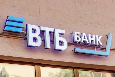 Moskova, Rusya - 13 Eylül 2019: Vtb Bank işareti. Ofis pencerelerinin üzerinde Sovyet ve Rus evrensel ticari banka Vtb tabela