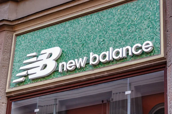 Moskova, Rusya - 13 Eylül 2019: Vitrinde New Balance tabelası. Yeşil bir arka plan üzerinde Amerikan spor giyim üreticisi New Balance Signboard — Stok fotoğraf