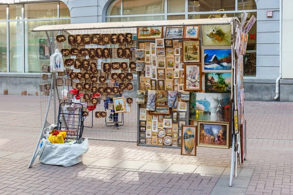 Moskau, russland - 13. september 2019: stand mit bildern und souvenirs auf der arbat straße in moskau bei sonnigem tag — Stockfoto