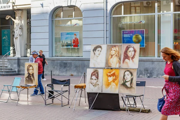 Moskau, russland - 13. september 2019: porträts von frauen auf dem stand. arbat Straße in Moskau an einem sonnigen Herbsttag — Stockfoto