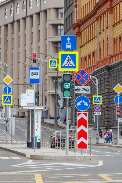 Moskova, Rusya - 02 Haziran 2019: Kavşakta çeşitli yol işaretleri ve trafik ışıkları. Moskova şehir merkezinde şehir yolu görünümü