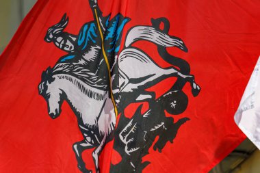 Moskova arması şehir bayrağında. Güneş ışığında Moskova şehrinin bayrağı yakın çekim