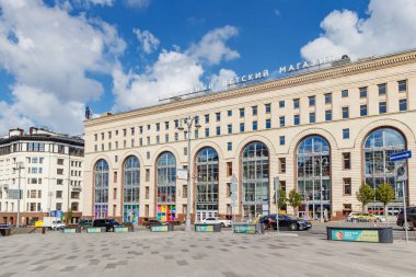 Moskova, Rusya - 28 Temmuz 2019: Moskova'da Teatralny Proyezd caddesinde Merkez Çocuk Mağazası. Güneşli yaz sabahı Lubyanka Meydanı'ndan manzara