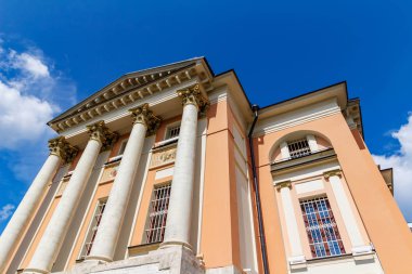 Moskova, Rusya - 28 Temmuz 2019: Moskova'daki Zaryadye Parkı'nda, güneşli yaz gününde beyaz bulutlarla mavi gökyüzünün arka planında Büyük Şehit Barbara Kilisesi Cephesi