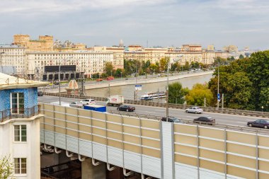 Moskova, Rusya - 13 Ağustos 2019: Yaz günlerinde bulutlu bir gökyüzü arka plan üzerinde Moskva Nehri ve Moskova Üçüncü Çevre Yolu Frunzenskaya dolgu