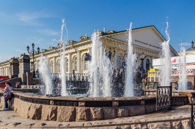 Moskova, Rusya - 13 Eylül 2019: Çeşme Gayzer Dört Mevsim Güneşli sonbahar sabahı Moskova tarihi merkezinde Manezhnaya meydanında. Manezhnaya meydanı Moskova'da popüler turistik yerdir