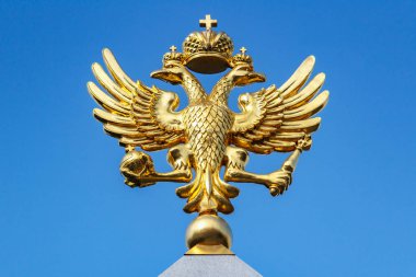 Moskova, Rusya - 13 Eylül 2019: Güneşli bir günde mavi gökyüzü arka plan üzerinde yaldızlı Rus çift başlı kartal Ön görünümü