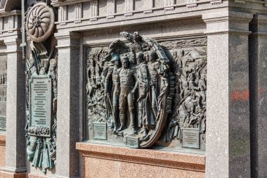 Moskova, Rusya - 13 Eylül 2019: Moskova'daki Aleksandrovskiy Garden'da 1812 Yurtsever Savaş ve diğer büyük savaşrus komutanlarının bronz bas kabartmaları ile anıt granit levha