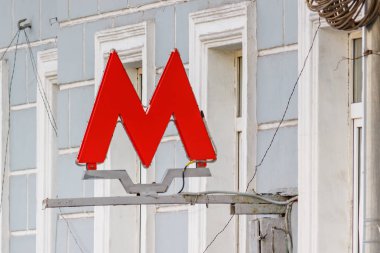Moskova, Rusya - 13 Eylül 2019: Moskova büyükşehir tabelası metro istasyonunun girişine yakın bina duvarına monte edildi
