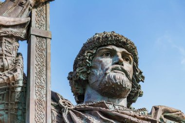 Moskova, Rusya - 13 Eylül 2019: Mavi gökyüzüne karşı güneşli sabah Prens Vladimir'in Anıtı