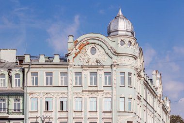 Moskova, Rusya - 13 Eylül 2019: Moskova merkezinde Mokhovaya caddesiüzerinde tarihi bina güneşli sabah mavi gökyüzüne karşı