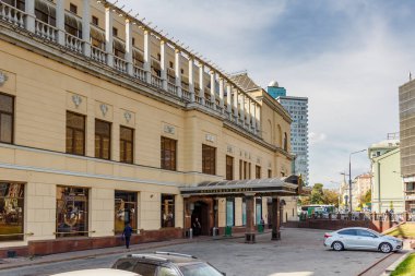 Moskova, Rusya - 13 Eylül 2019: Güneşli sonbahar gününde Moskova şehir merkezindeki Arbat caddesinde ünlü restoran Praga'nın cephesi