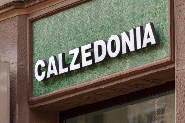 Moskova, Rusya - 13 Eylül 2019: Yeşil arka plan üzerinde Calzedonia işareti. Vitrinde iç çamaşırı ve beachwear Calzedonia İtalyan üretici nin Signboard