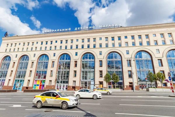 Mosca, Russia - 28 luglio 2019: Facciata con grandi finestre ad arco del negozio centrale per bambini nel centro di Mosca contro il cielo blu con nuvole bianche al soleggiato mattino d'estate — Foto Stock