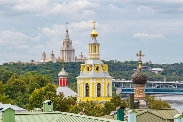Moscow, Russia - August 13, 2019: Colored domes of orthodox churches against Moskva River and Lomonosov Moscow State University building on Sparrow Hills in Moscow at summer morning — Stock Photo, Image