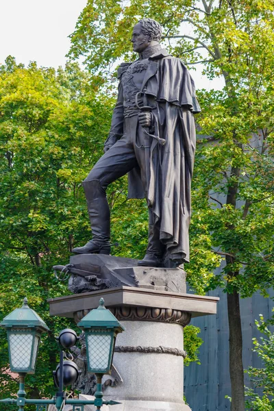 Moskau, russland - 13. september 2019: Bronzeskulptur zum gedenken an den kaiserlichen allrussischen alexander i im alksandrovskiy garten in moskau — Stockfoto