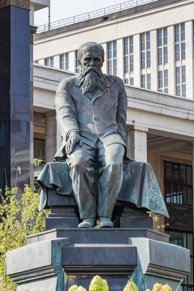 Moskou, Rusland-13 september 2019: monument voor de klassieker van de Russische literatuur Fjodor Dostojevski op een Russische Staatsbibliotheek gebouwen achtergrond in zonlicht — Stockfoto