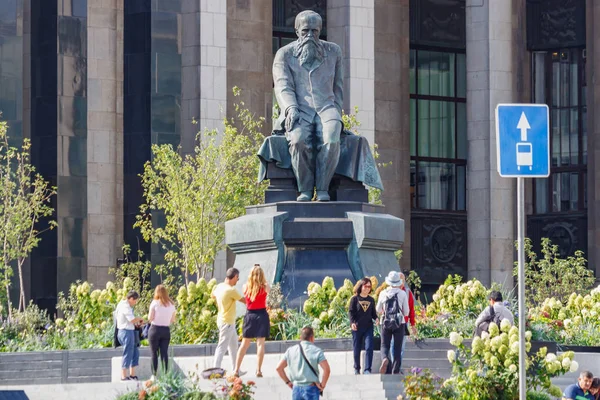 Moscú, Rusia - 13 de septiembre de 2019: Lugares turísticos famosos en Moscú. Monumento al clásico de la literatura rusa Fiódor Dostoievski frente a la biblioteca estatal rusa — Foto de Stock