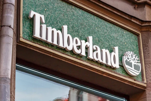 Moskova, Rusya - 13 Eylül 2019: Timberland işareti. Mağaza cephesinde dış giyim ve ayakkabı Timberland Amerikan küresel üretici ve satıcı Signboard — Stok fotoğraf