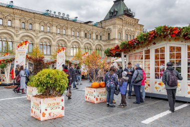 Moskova, Rusya - 05 Ekim 2019: Kızıl Meydan 'da Gum State Store binasına karşı ticaret pavyonları. Geleneksel festival Altın Sonbahar Moskova 'da