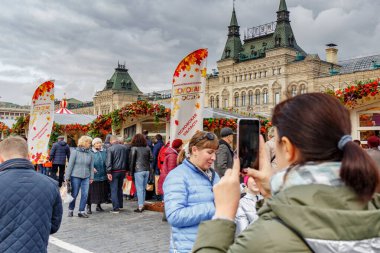 Moskova, Rusya - 05 Ekim 2019: Moskova 'daki Kızıl Meydan' da düzenlenen Altın Sonbahar festivalinde ticaret pavyonlarına karşı yürüyen insanlar
