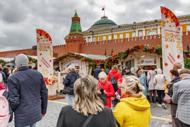 Moskova, Rusya - 05 Ekim 2019: Kızıl Meydan 'da düzenlenen geleneksel Altın Sonbahar Festivali' nin ziyaretçileri ve pavyonları bulutlu bir sonbahar gününde Moskova Kremlin 'e karşı