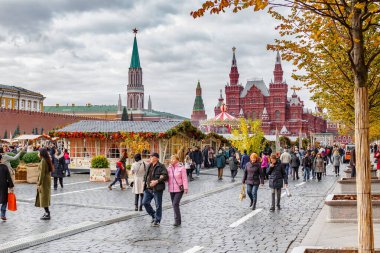 Moskova, Rusya - 05 Ekim 2019: Geleneksel Moskova Altın Sonbahar Festivali. İnsanlar bulutlu bir sonbahar gününde Kızıl Meydan boyunca yürüyorlar