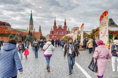 Moskova, Rusya - 05 Ekim 2019: Kızıl Meydan Moskova 'da düzenlenen geleneksel Sonbahar Festivali sırasında bulutlu bir sonbahar günü