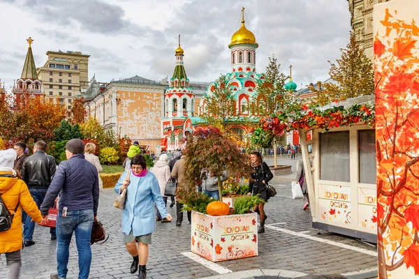 Moscou, Russie - 05 octobre 2019 : Les gens marchent contre les décorations du festival traditionnel Golden Autumn sur la Place Rouge à Moscou centre-ville — Photo