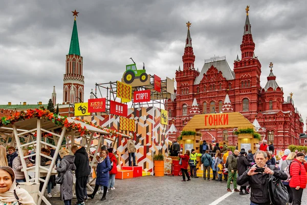 Moskova, Rusya - 05 Ekim 2019: Bulutlu bir günde Devlet Tarihi Müzesi 'nin inşasına karşı Moskova' daki Kızıl Meydan 'da düzenlenen geleneksel Altın Sonbahar Festivali Pavilions — Stok fotoğraf