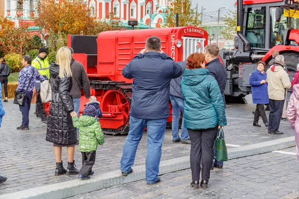 Moskau, russland - 05. Oktober 2019: Touristen fotografieren restaurierte alte sowjetische Raupen-Traktor-Stalinets auf dem traditionellen Festival Goldener Herbst auf dem Roten Platz in Moskau — Stockfoto