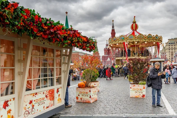 Moscú, Rusia - 05 de octubre de 2019: Pabellones del festival tradicional Otoño de Oro en la Plaza Roja de Moscú. Vista en día nublado otoño — Foto de Stock