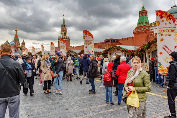 Moskau, russland - 05. Oktober 2019: Besucher spazieren an bewölkten Herbsttagen über die Landwirtschaftsausstellung auf dem Roten Platz vor den Mauern des Moskauer Kreml. traditionelles Festival Goldener Herbst in Russland — Stockfoto