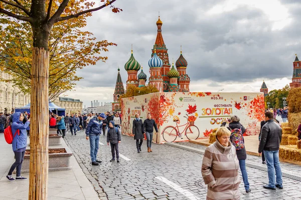 Moscú, Rusia - 05 de octubre de 2019: Gente caminando por la Plaza Roja en el tradicional festival Otoño de Oro en el centro de Moscú en el nublado día de otoño — Foto de Stock
