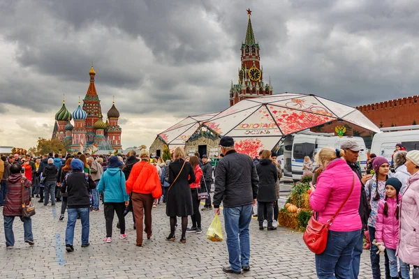 Moscou, Russie - 05 octobre 2019 : Peuple sur la Place Rouge à Moscou lors du festival traditionnel Automne doré. Vue en journée d'automne contre des nuages spectaculaires — Photo