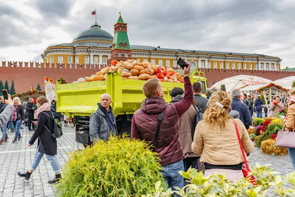 Moscú, Rusia - 05 de octubre de 2019: Camión amarillo con calabazas en la parte trasera contra el muro del Kremlin de Moscú. Festival tradicional Otoño de Oro en la Plaza Roja de Moscú — Foto de Stock